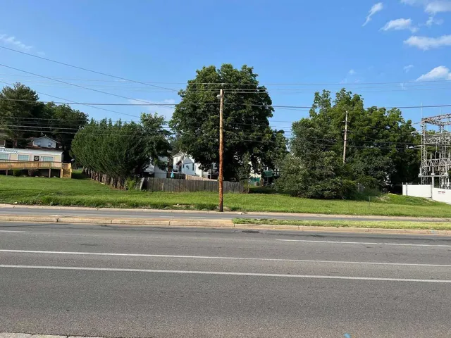 a view of a yard in front of a house