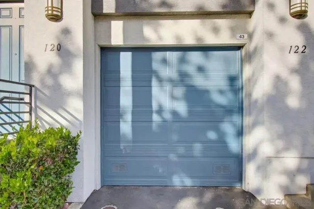 a view of building with a yard