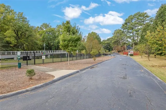a view of a backyard