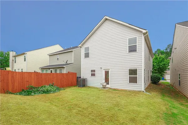 a view of a backyard