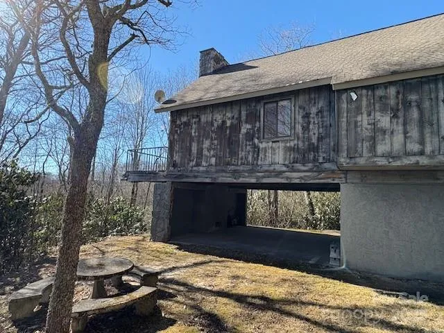 a view of yard with green space