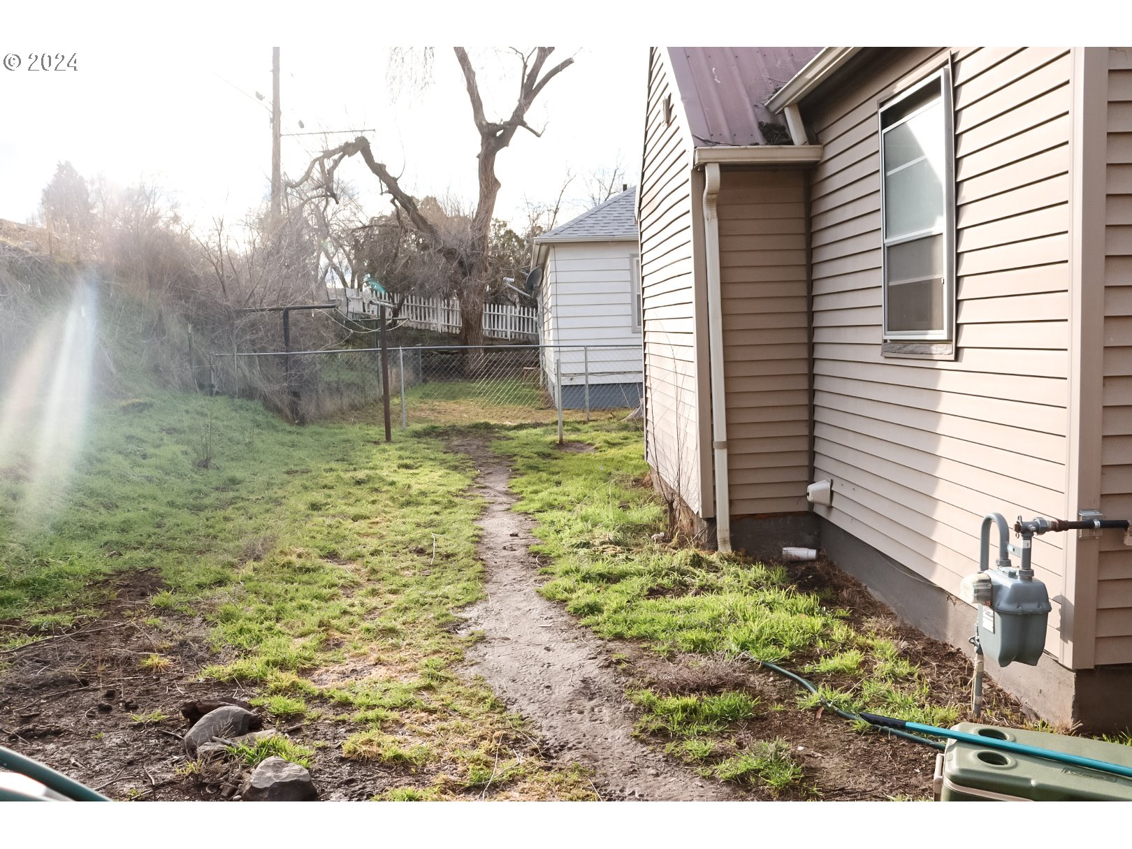 1012 Southwest Goodwin Place Pendleton, OR 97801 - Photo 3 of 17 a backyard of a house