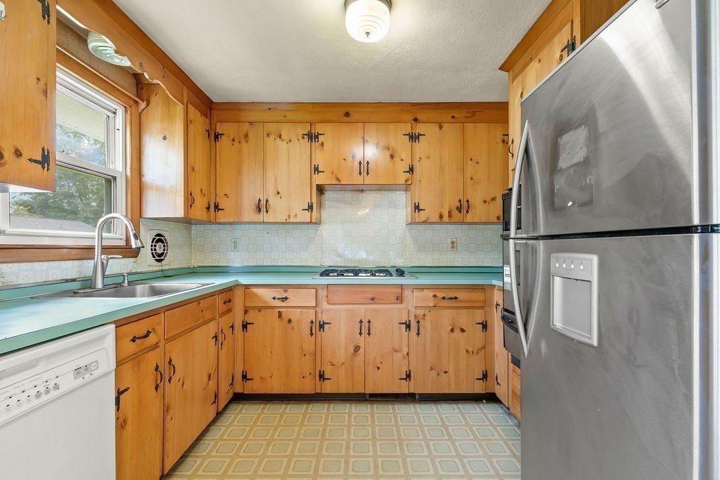 84 Porter Road Marlborough, MA 01752 - Photo 5 of 33 Gallery Image 5