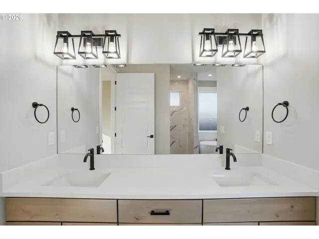 $899,990 | 16221 Northeast 180th Street, Brush Prairie, WA 98606