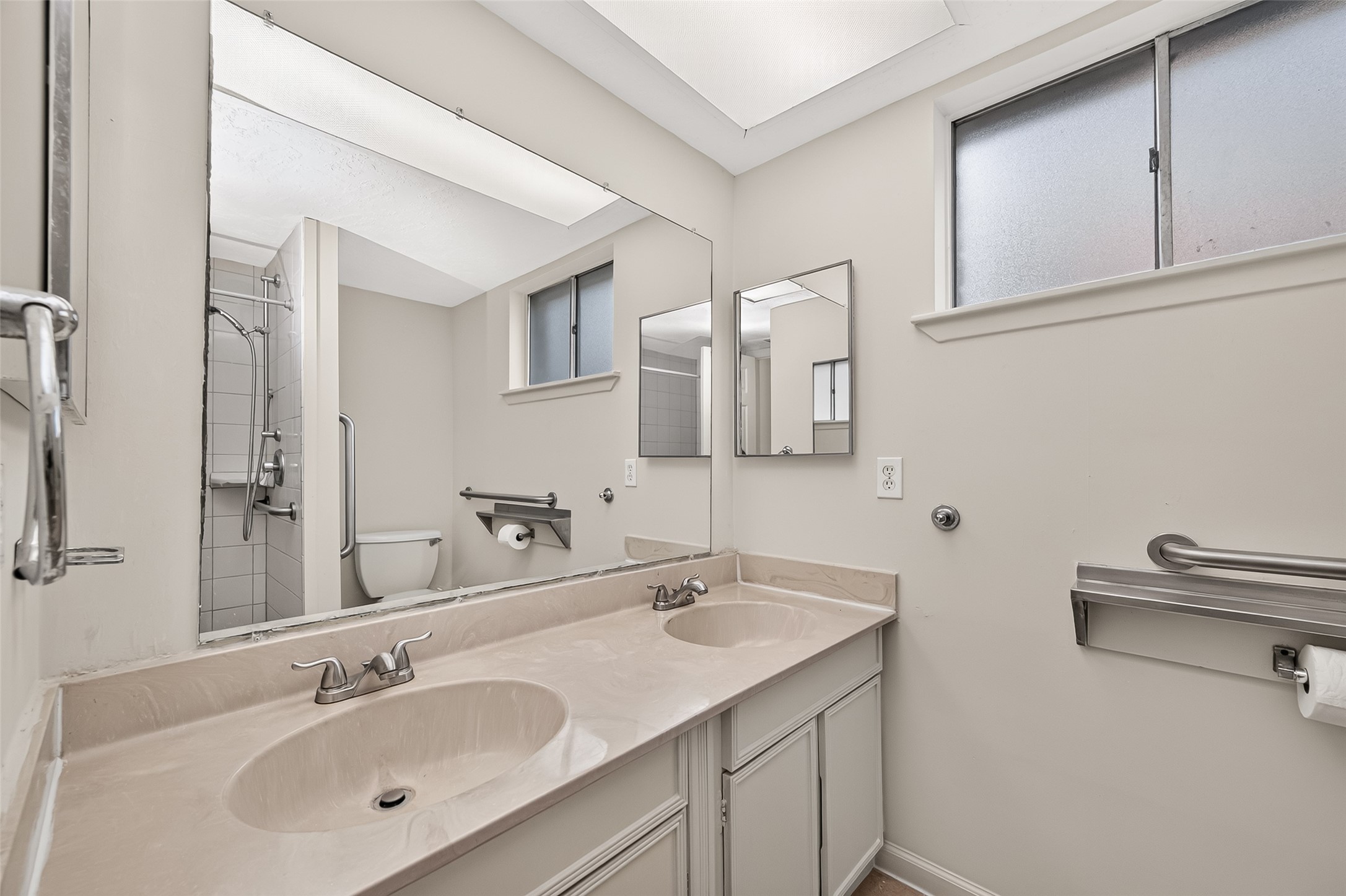 8638 Little River Road Houston, TX 77064 - Photo 30 of 39 2nd bathroom between 2nd and 3rd bedrooms.