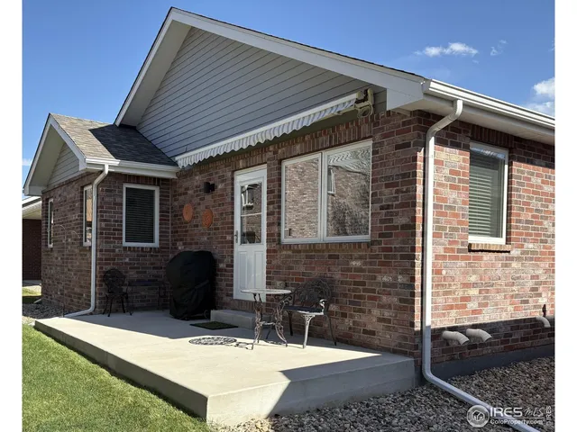 a view of a house with backyard