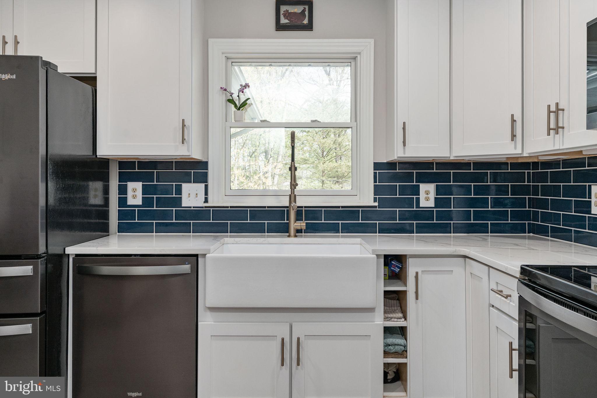 15195 Dyers Road Woodbridge, VA 22193 - Photo 17 of 53 a kitchen with stainless steel appliances granite countertop a sink a stove and a refrigerator