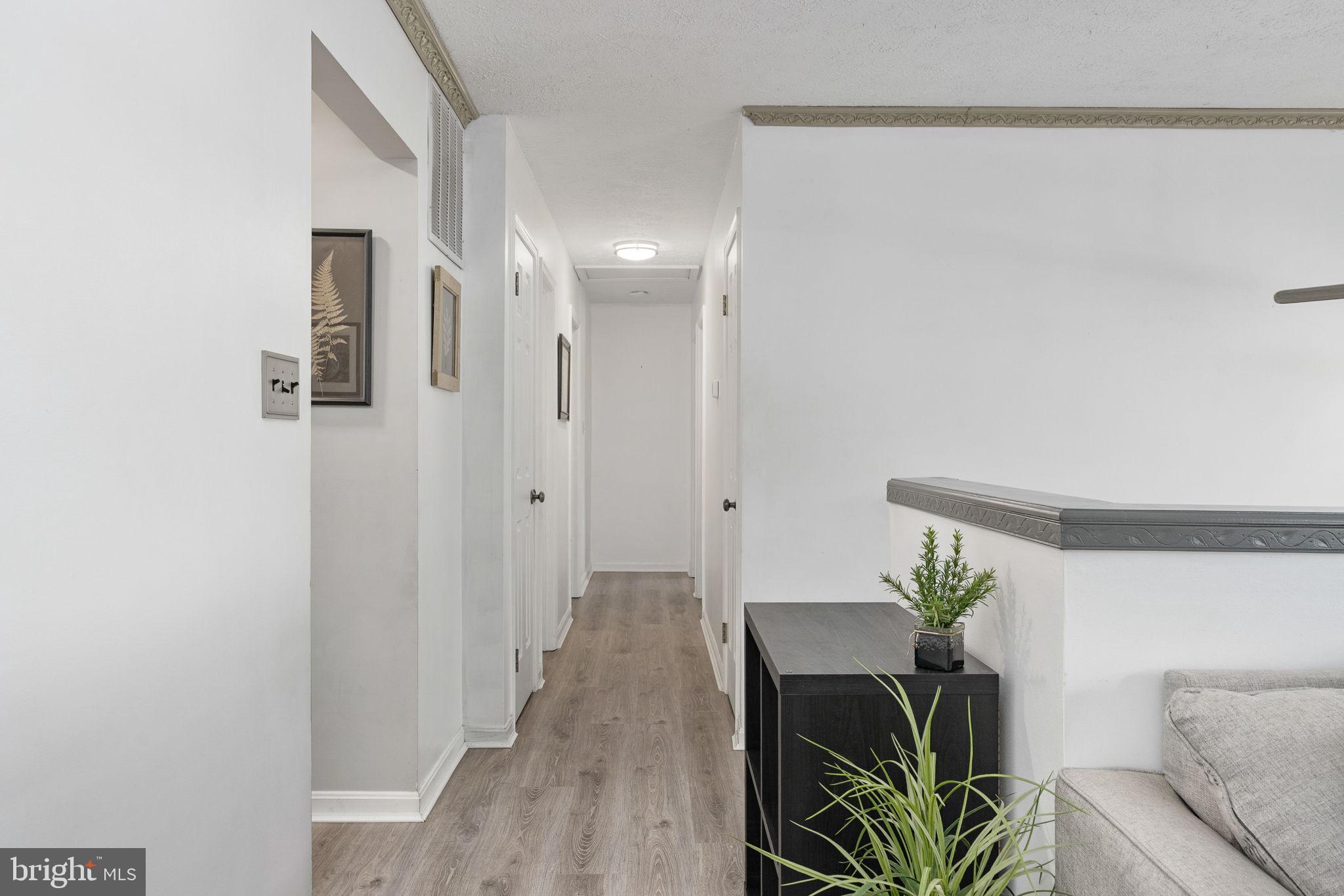 15195 Dyers Road Woodbridge, VA 22193 - Photo 20 of 53 a living room with furniture and a potted plant
