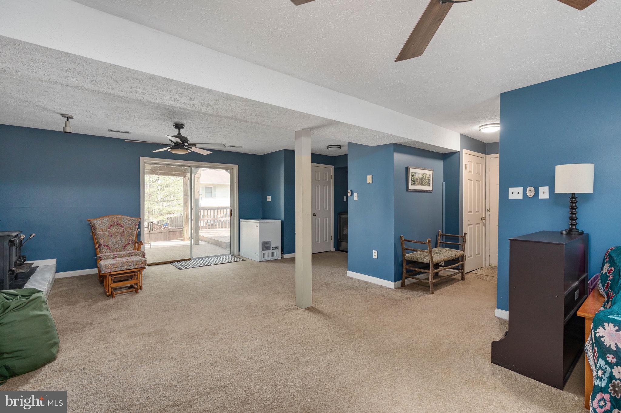 15195 Dyers Road Woodbridge, VA 22193 - Photo 33 of 53 a living room with furniture and a window