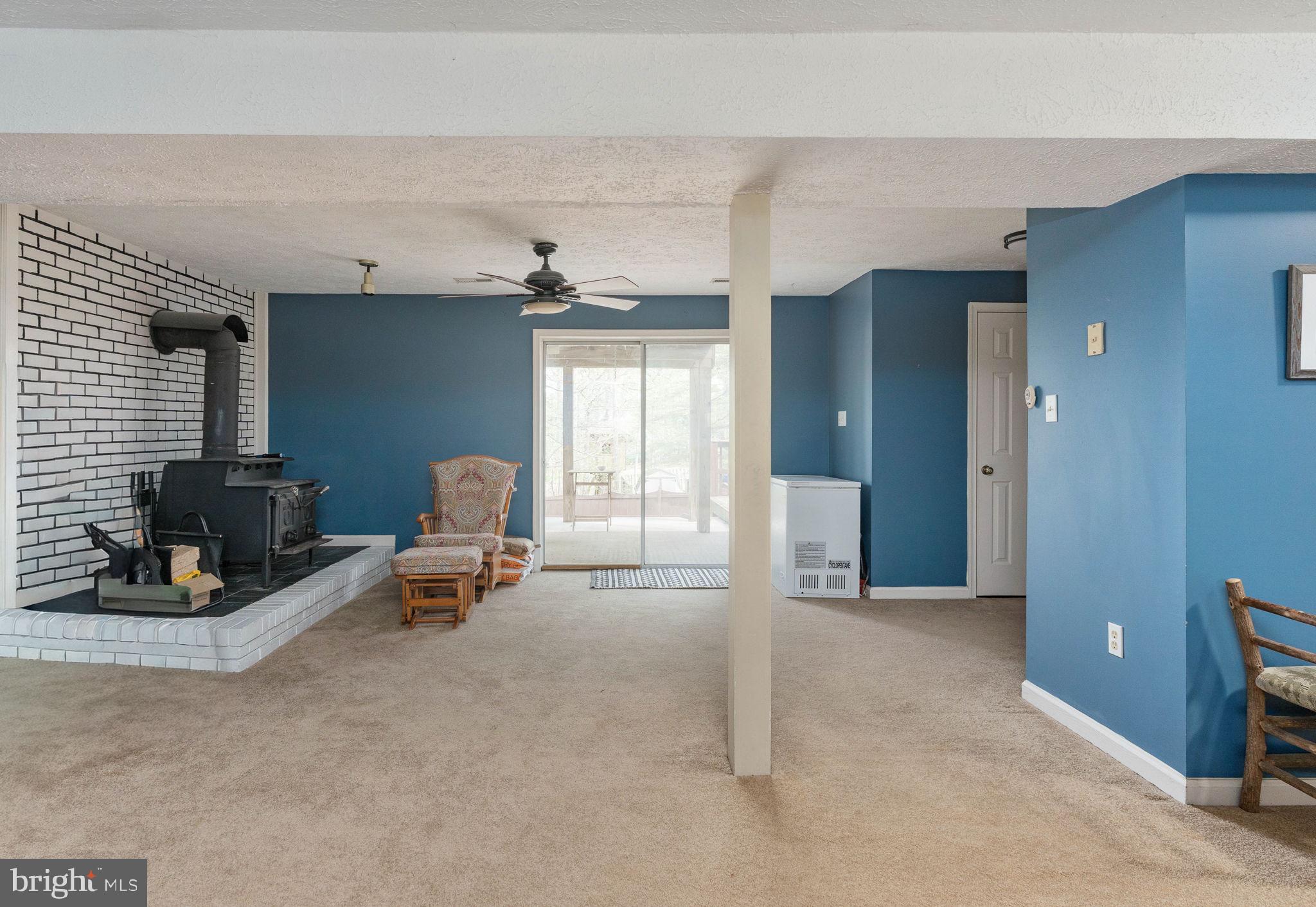 15195 Dyers Road Woodbridge, VA 22193 - Photo 34 of 53 a living room with furniture and a chandelier