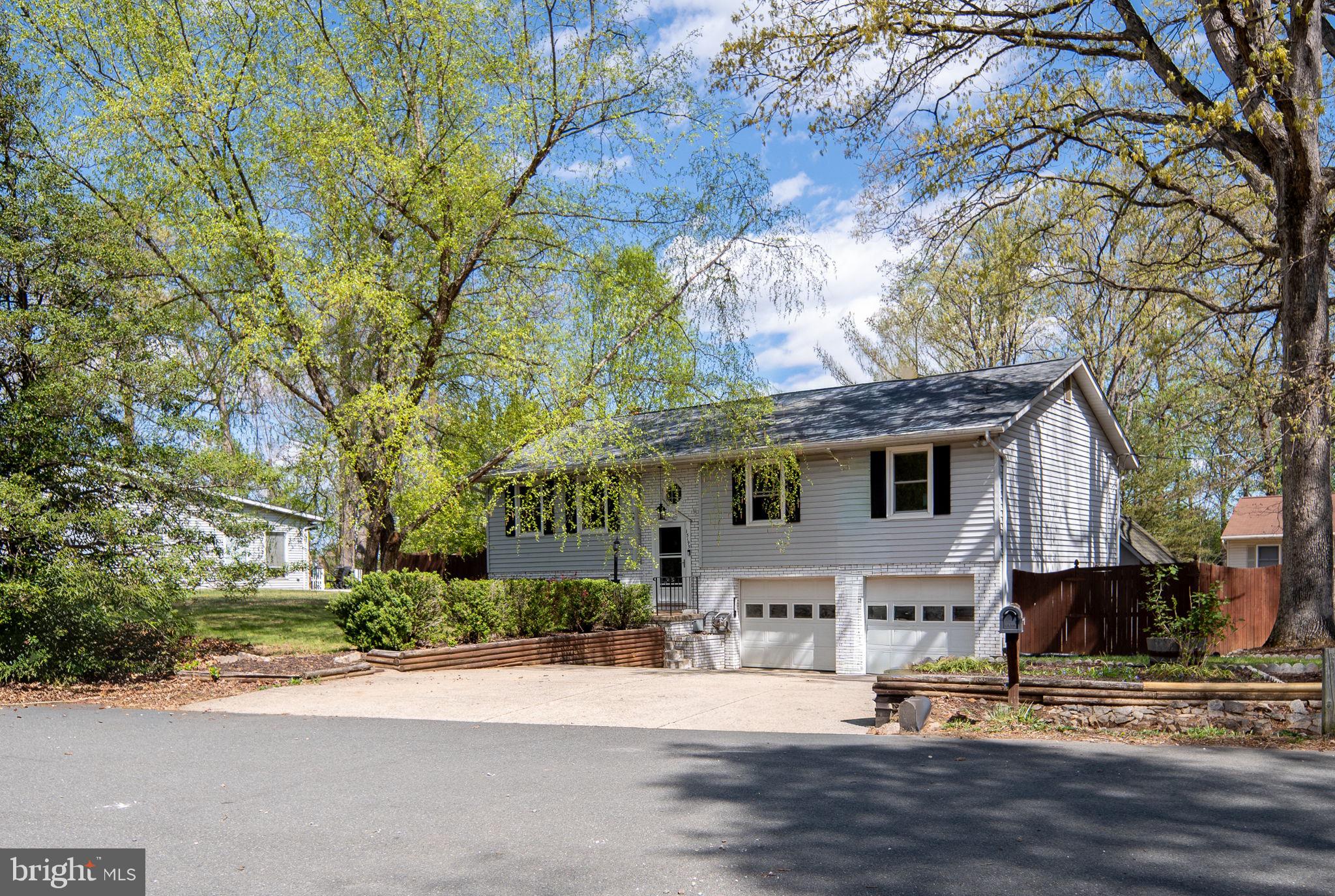 15195 Dyers Road Woodbridge, VA 22193 - Photo 5 of 53 a front view of a house with a yard