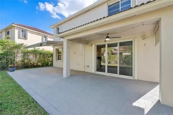 a view of an house with porch and garden