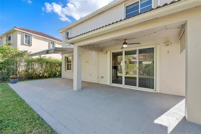 a view of an house with porch and garden