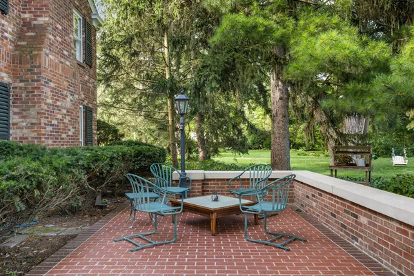 a view of a house with backyard and sitting area