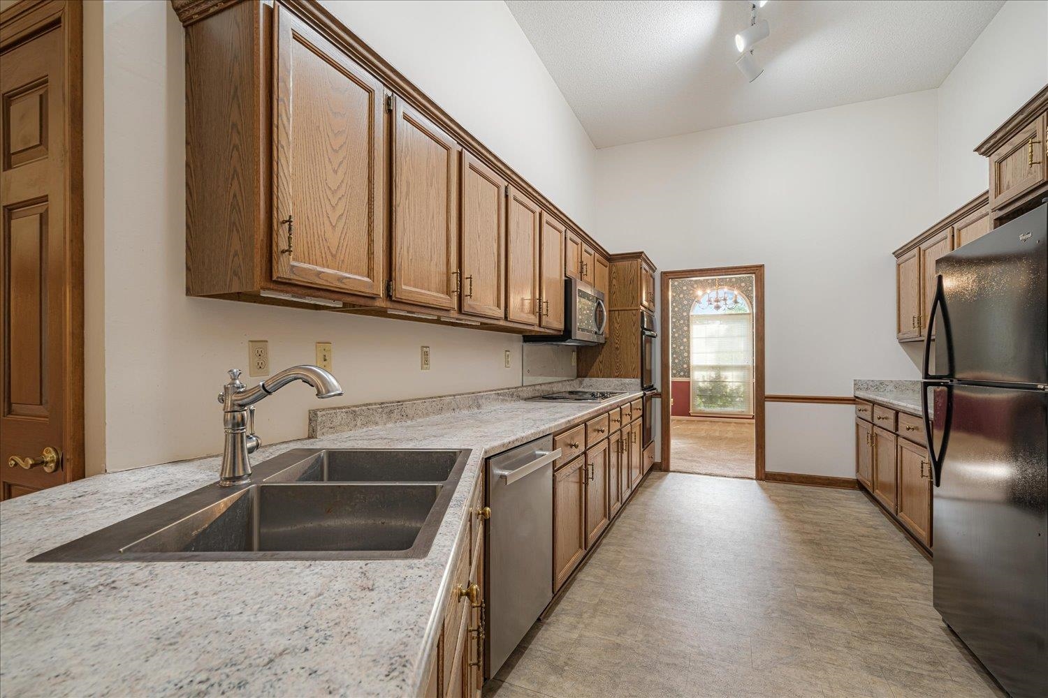 1665 Riverdale Road Germantown, TN 38138 - Photo 19 of 39 a kitchen with stainless steel appliances granite countertop a sink stove and refrigerator