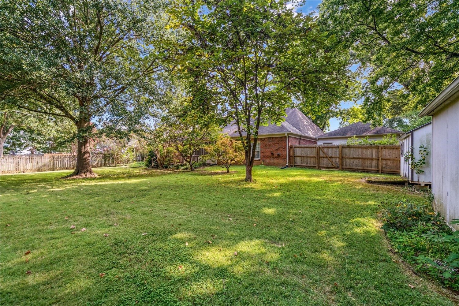 1665 Riverdale Road Germantown, TN 38138 - Photo 38 of 39 a front view of a house with garden