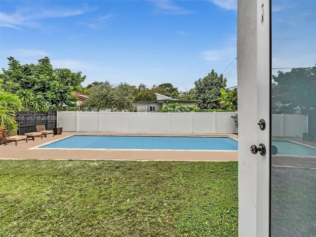 a view of a backyard