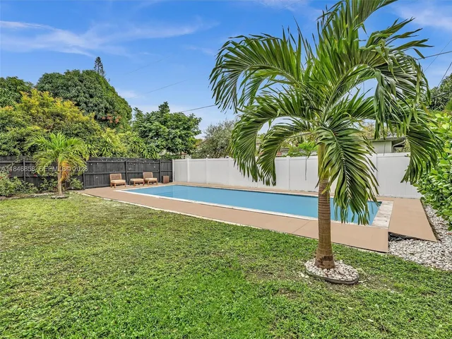 a view of a backyard