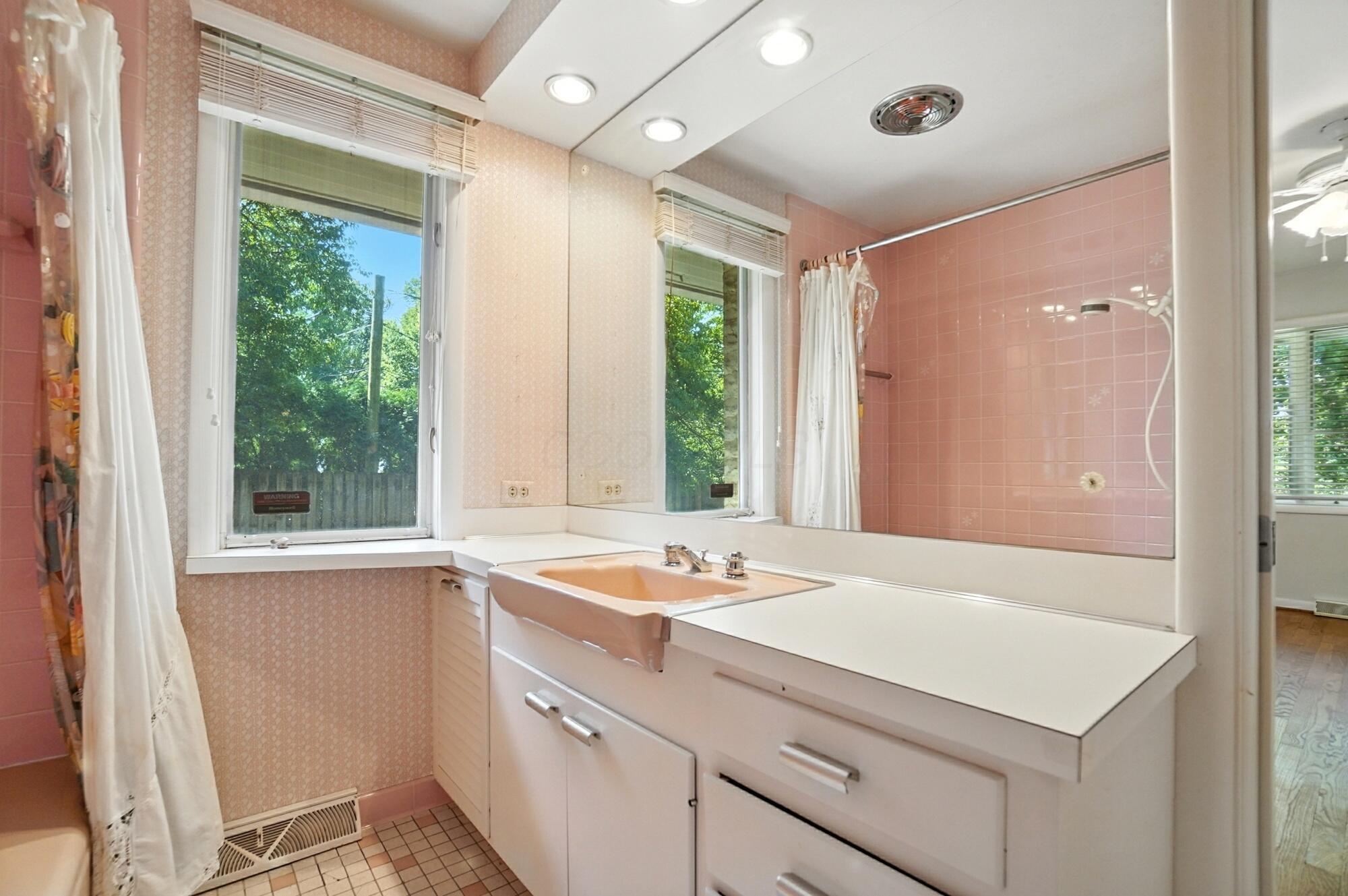 3885 Woodbridge Road Columbus, OH 43220 - Photo 72 of 158 068