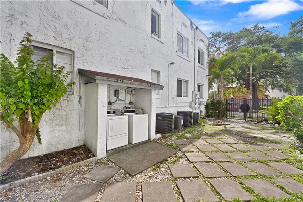 $2,100 | 109 Northwest 6th Avenue, Unit 8, Miami, FL 33128