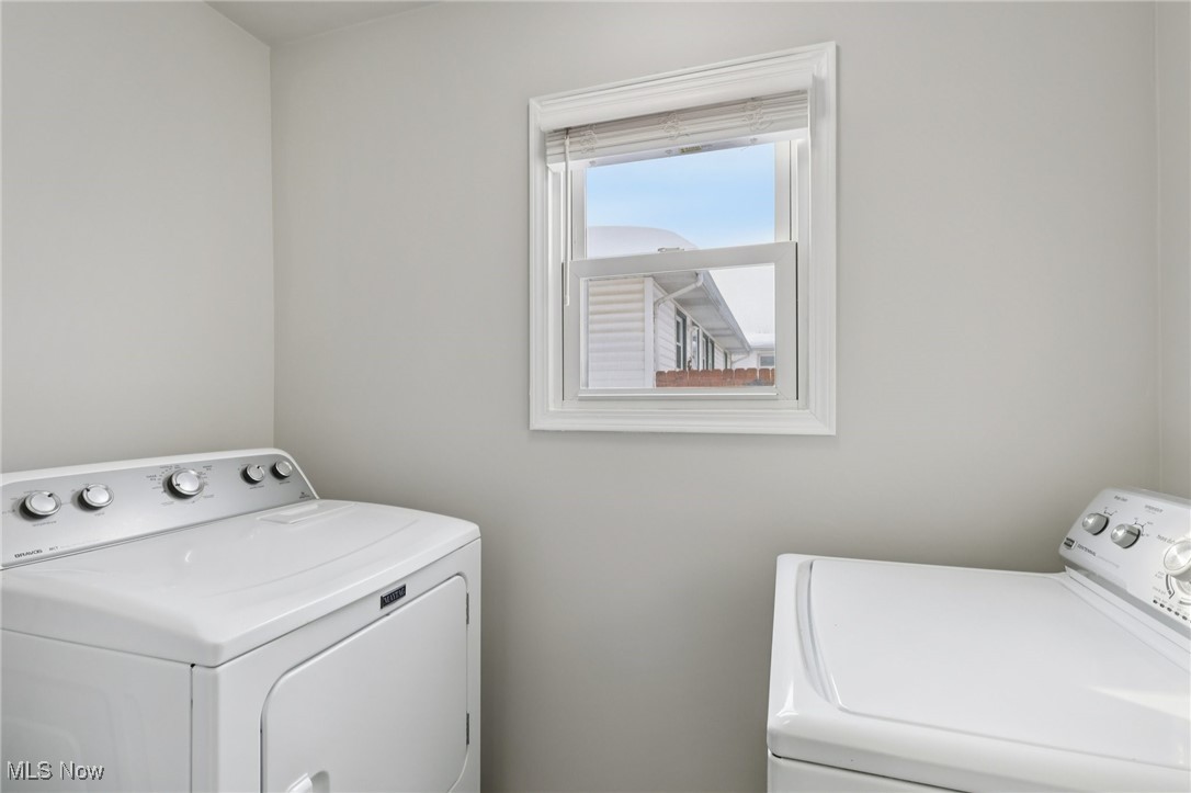 611 Wilson Street Struthers, OH 44471 - Photo 24 of 44 Laundry area with washing machine and clothes dryer