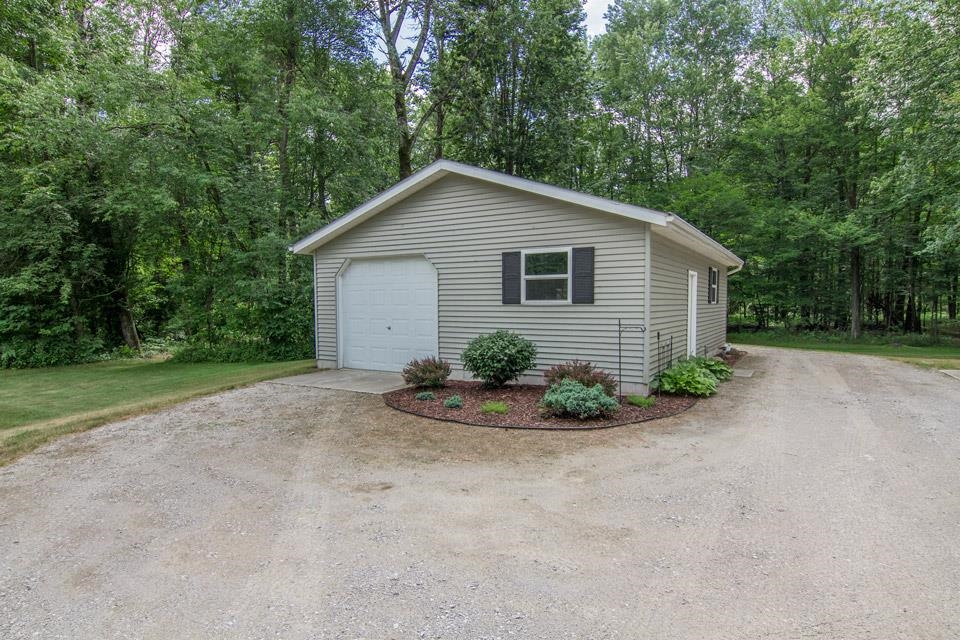 5211 North Geneva Road Coleman, MI 48618 - Photo 5 of 43 1902736-4.JPG