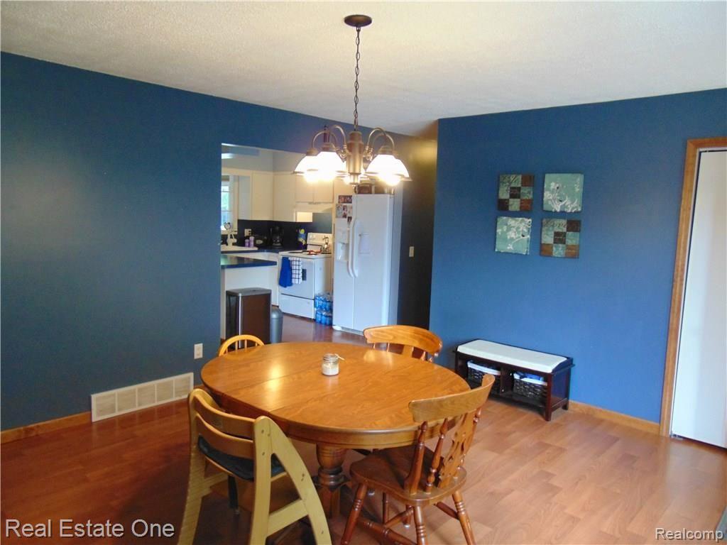 3799 Thomas Road Oxford, MI 48371 - Photo 5 of 39 Living room open to kitchen