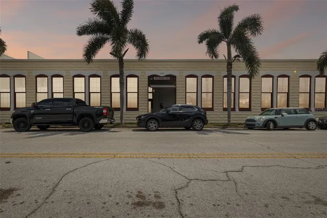 a view of a livingroom with an empty space