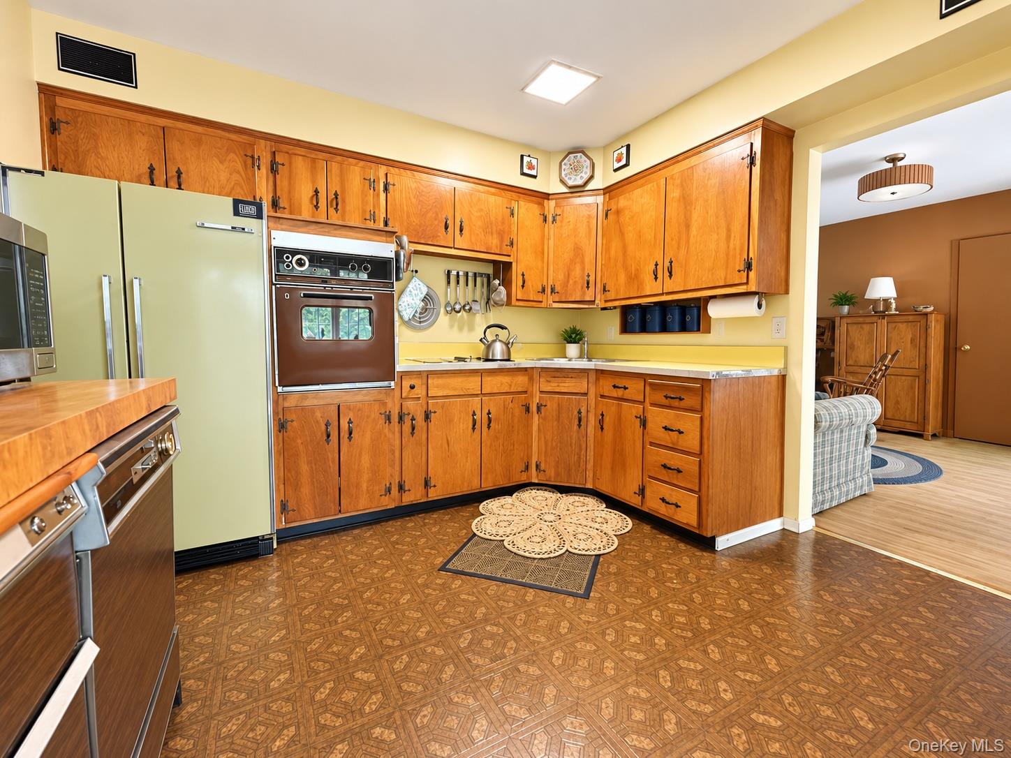 129 Village Line Road Babylon, NY 11702 - Photo 6 of 24 Gallery Image 6
