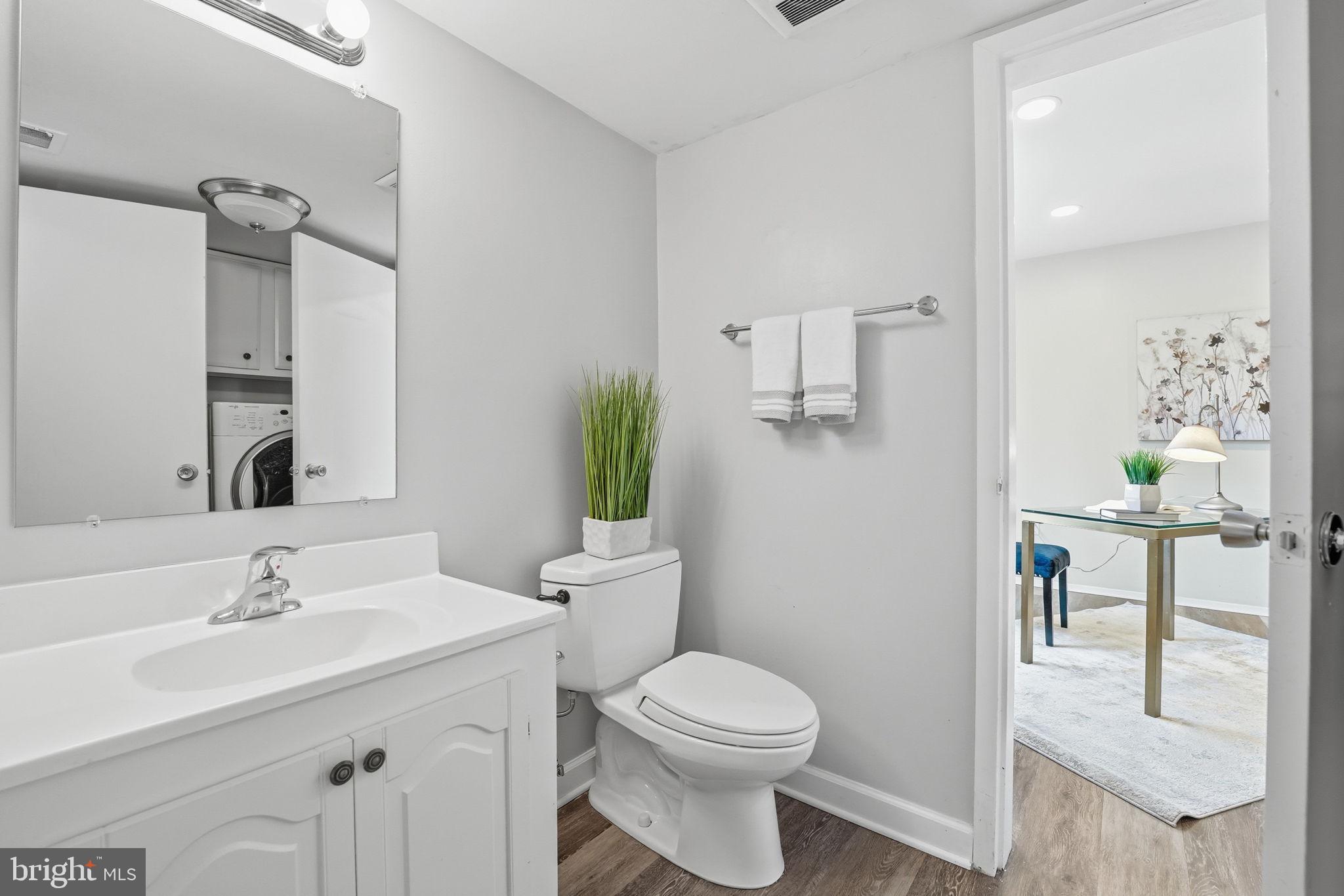 1735 Ivy Oak Square, Unit 7 Reston, VA 20190 - Photo 11 of 37 Main level powder room