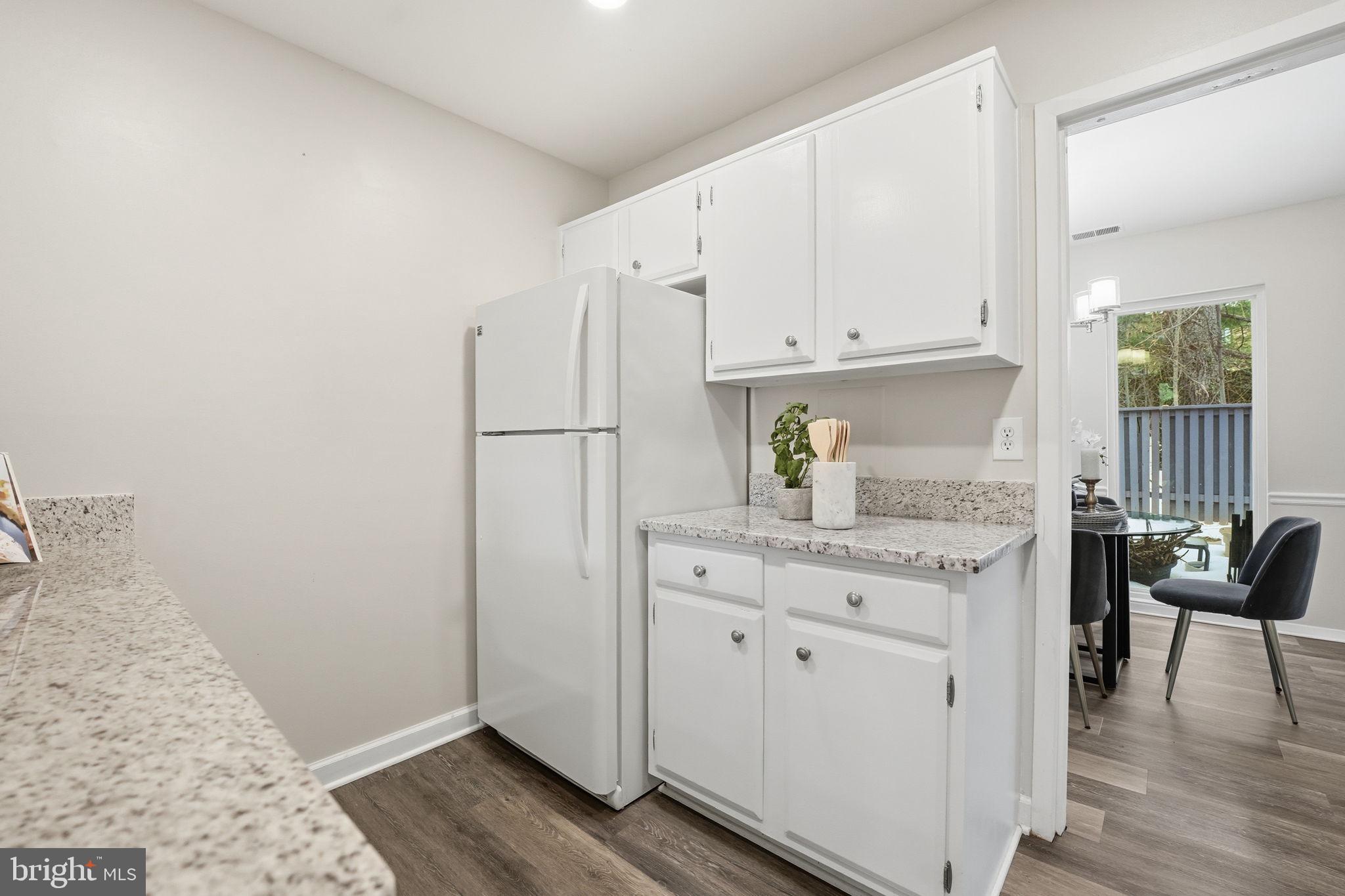1735 Ivy Oak Square, Unit 7 Reston, VA 20190 - Photo 16 of 37 Kitchen w/granite counters