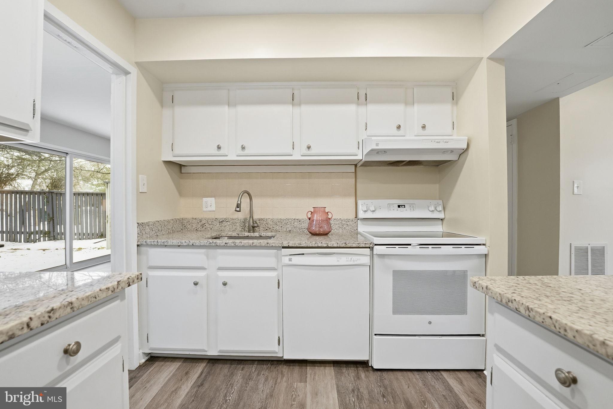 1735 Ivy Oak Square, Unit 7 Reston, VA 20190 - Photo 19 of 37 Kitchen