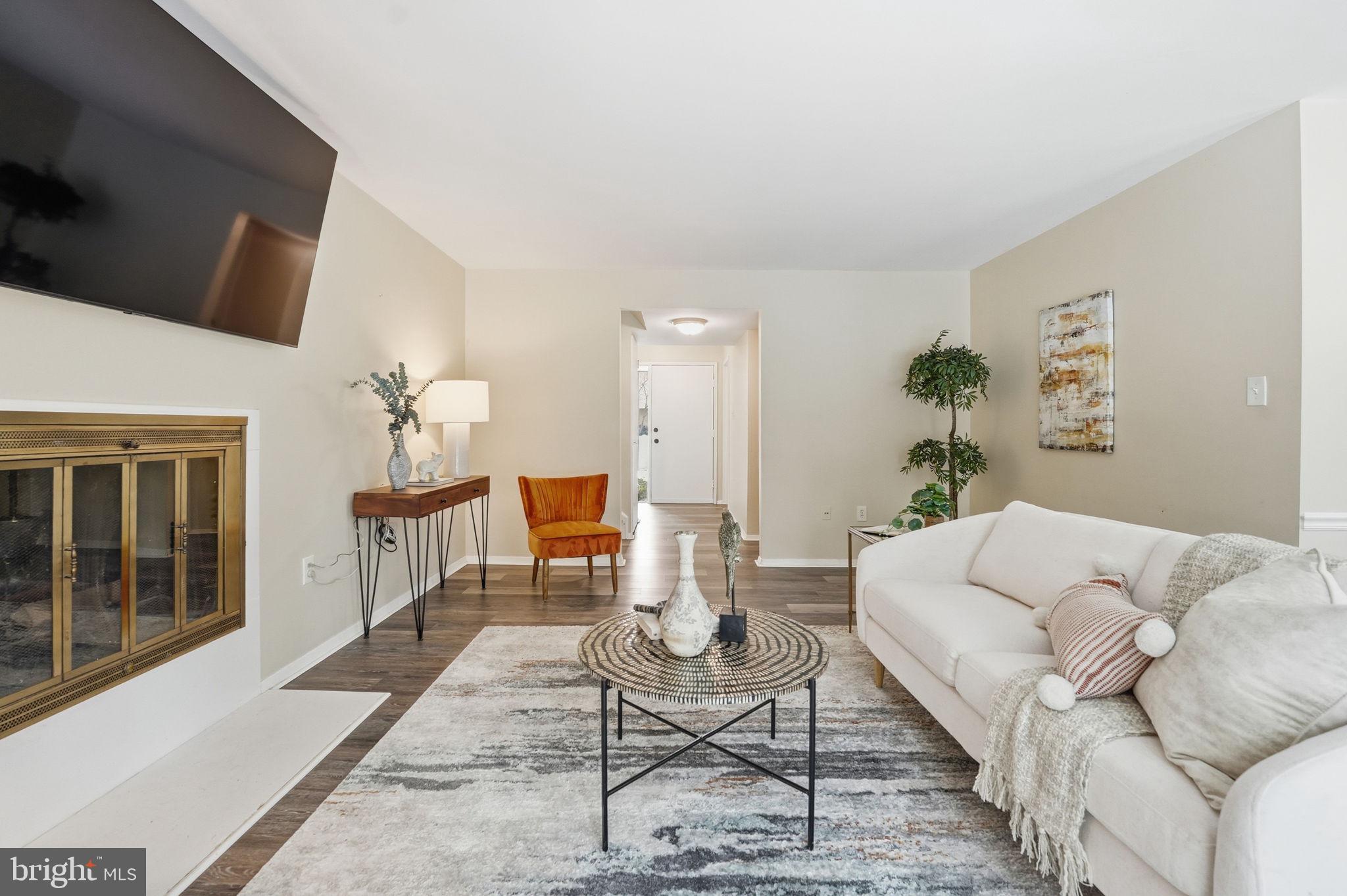 1735 Ivy Oak Square, Unit 7 Reston, VA 20190 - Photo 3 of 37 Living Room