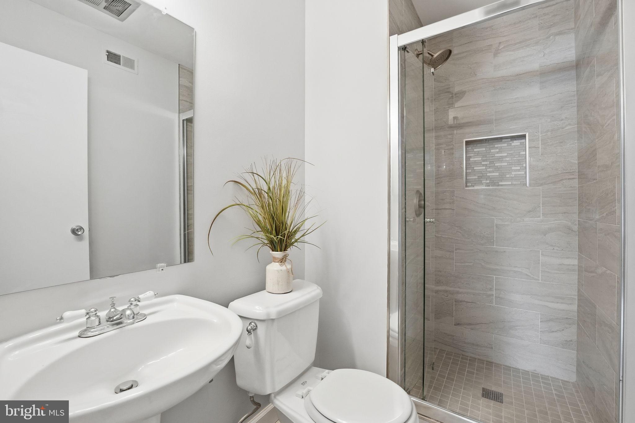 1735 Ivy Oak Square, Unit 7 Reston, VA 20190 - Photo 33 of 37 Primary bath with tile shower