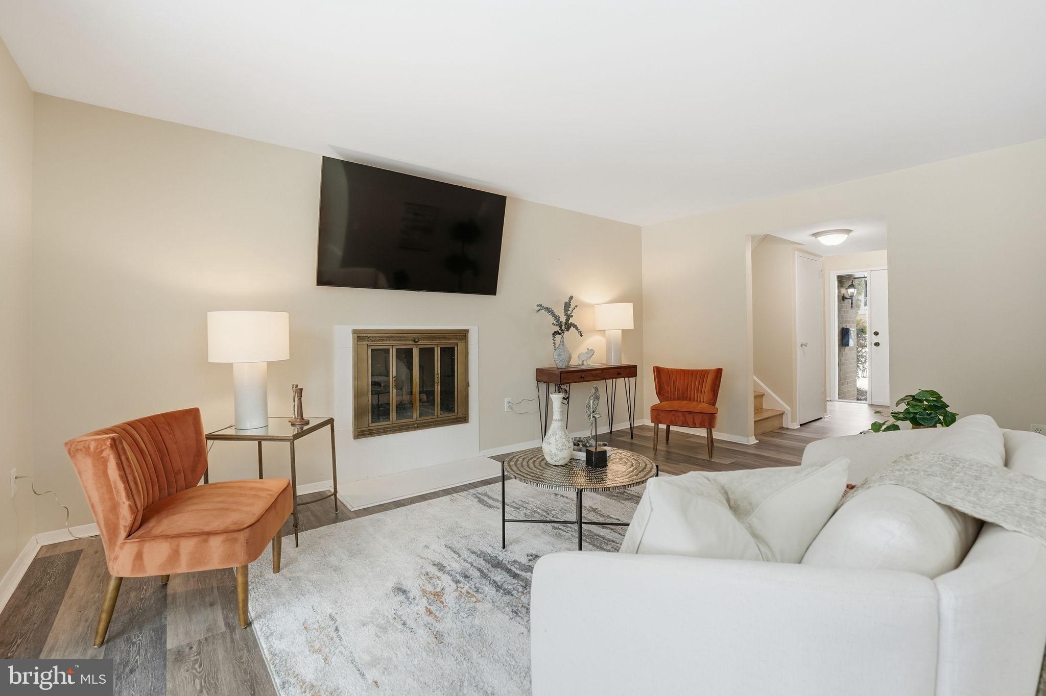 1735 Ivy Oak Square, Unit 7 Reston, VA 20190 - Photo 5 of 37 LIving Room