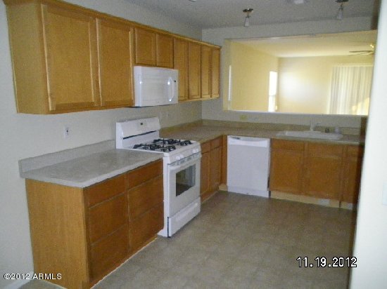 6613 West Riva Road Phoenix, AZ 85043 - Photo 3 of 13 1012391Kitchen