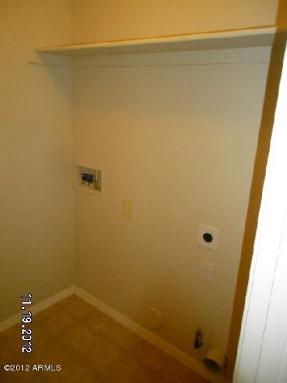 6613 West Riva Road Phoenix, AZ 85043 - Photo 8 of 13 1012391laundry