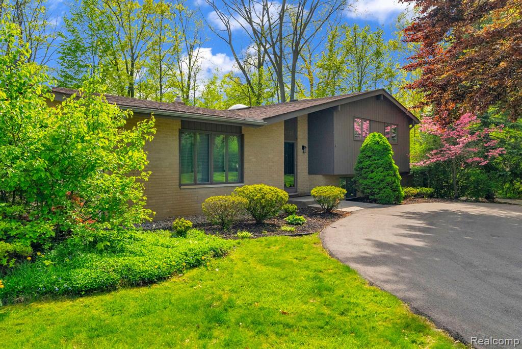 4731 Patrick Road West Bloomfield, MI 48322 - Photo 3 of 40 Gallery Image 3