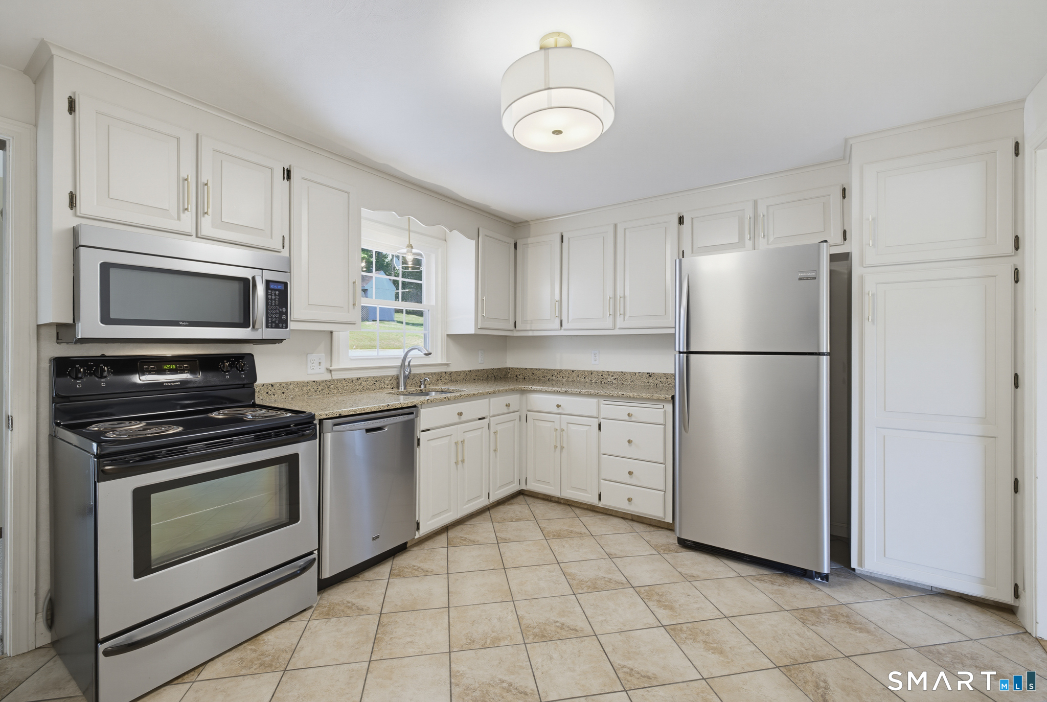 17 Riverside Drive Vernon, CT 06066 - Photo 5 of 34