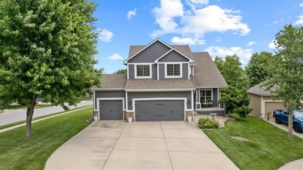 $450,000 | 1304 Ashdown Circle, Raymore, MO 64083