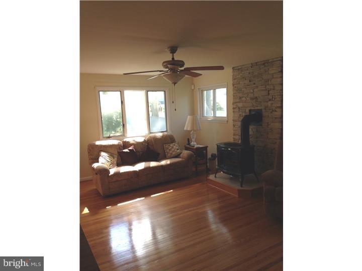 603 Boundary Road Pitman, NJ 08071 - Photo 8 of 16 Living Room