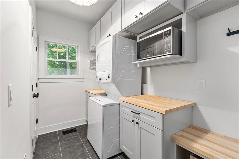 7600 Barnes Road Palmetto, GA 30268 - Photo 21 of 37 a utility room with dryer and washer