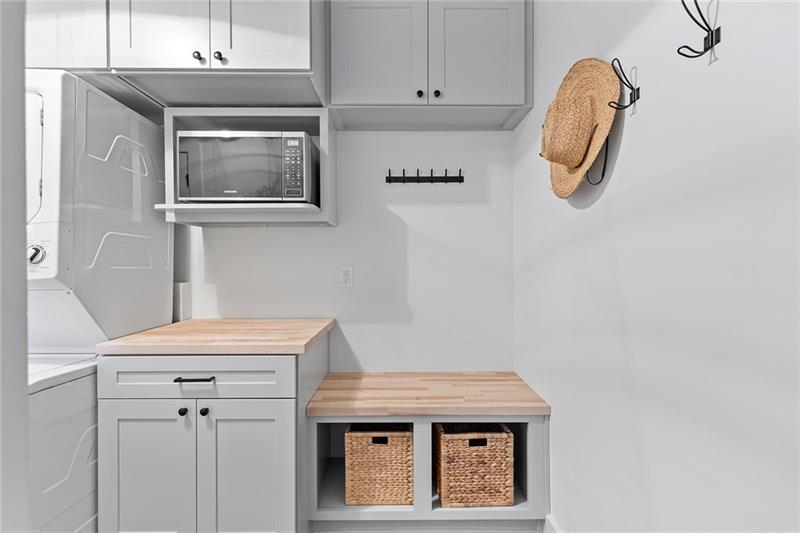 7600 Barnes Road Palmetto, GA 30268 - Photo 22 of 37 a room with a sink and a mirror