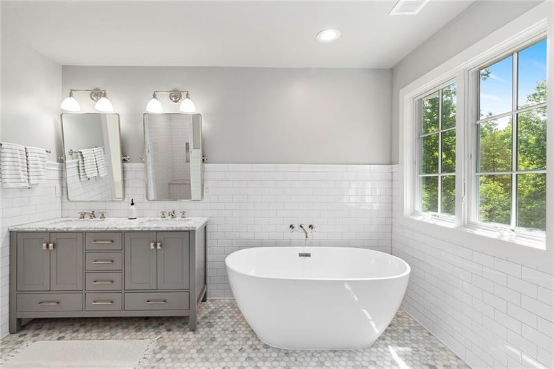 7600 Barnes Road Palmetto, GA 30268 - Photo 28 of 37 a bathroom with a tub sink and mirror