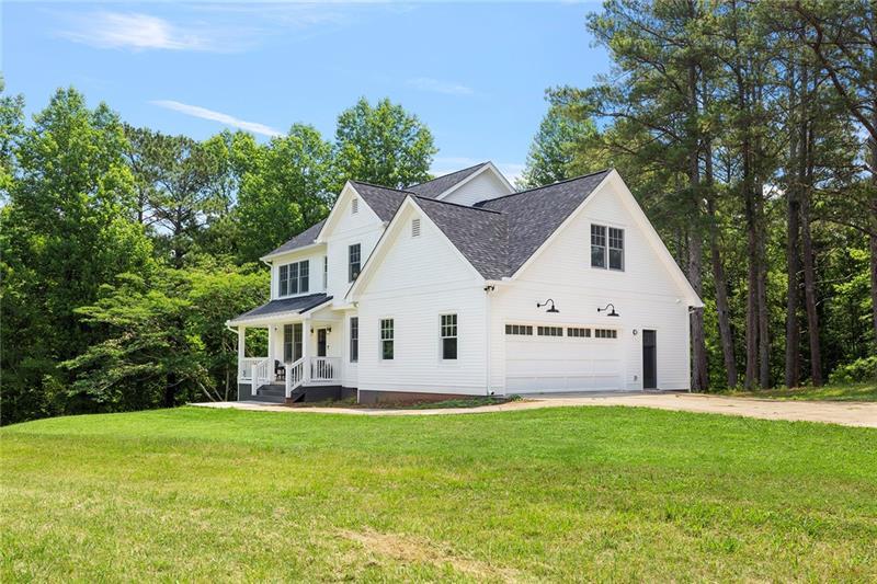 7600 Barnes Road Palmetto, GA 30268 - Photo 3 of 37 a front view of a house with a garden