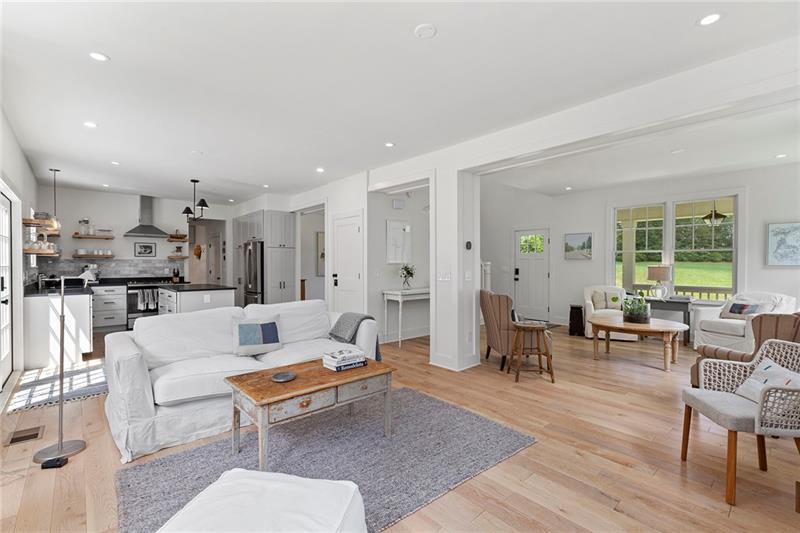 7600 Barnes Road Palmetto, GA 30268 - Photo 9 of 37 a living room with furniture and a table