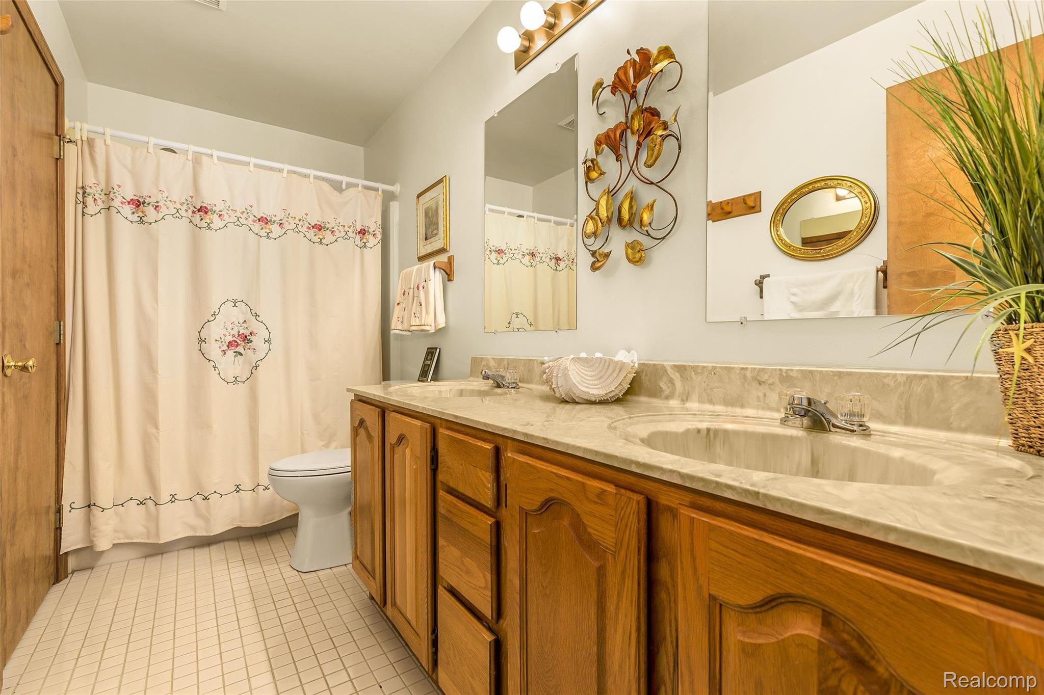 28970 Grix Road New Boston, MI 48164 - Photo 21 of 47 32.Bathroom