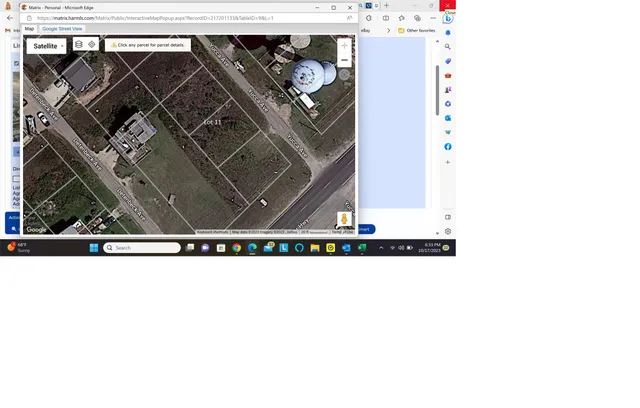 a black and white photo of a living room