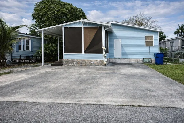 a view of house with backyard space and porch