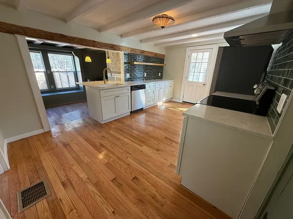 $2,800 | 387 West Washington Street, Unit 2, Hanson, MA 02341